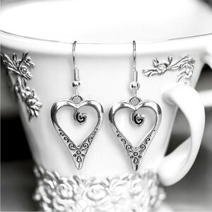 5 For $25💫Silver Groovy Heart Dangles